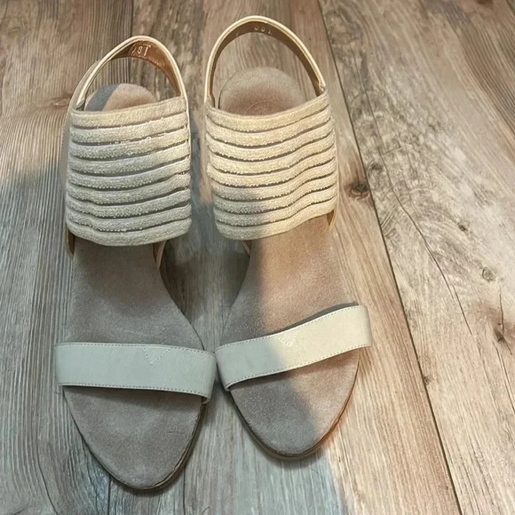 Charleston Shoe Co Women's Beige Elastic Tribeca Block Stacked Heel Size-9/39 - Picture 2 of 6